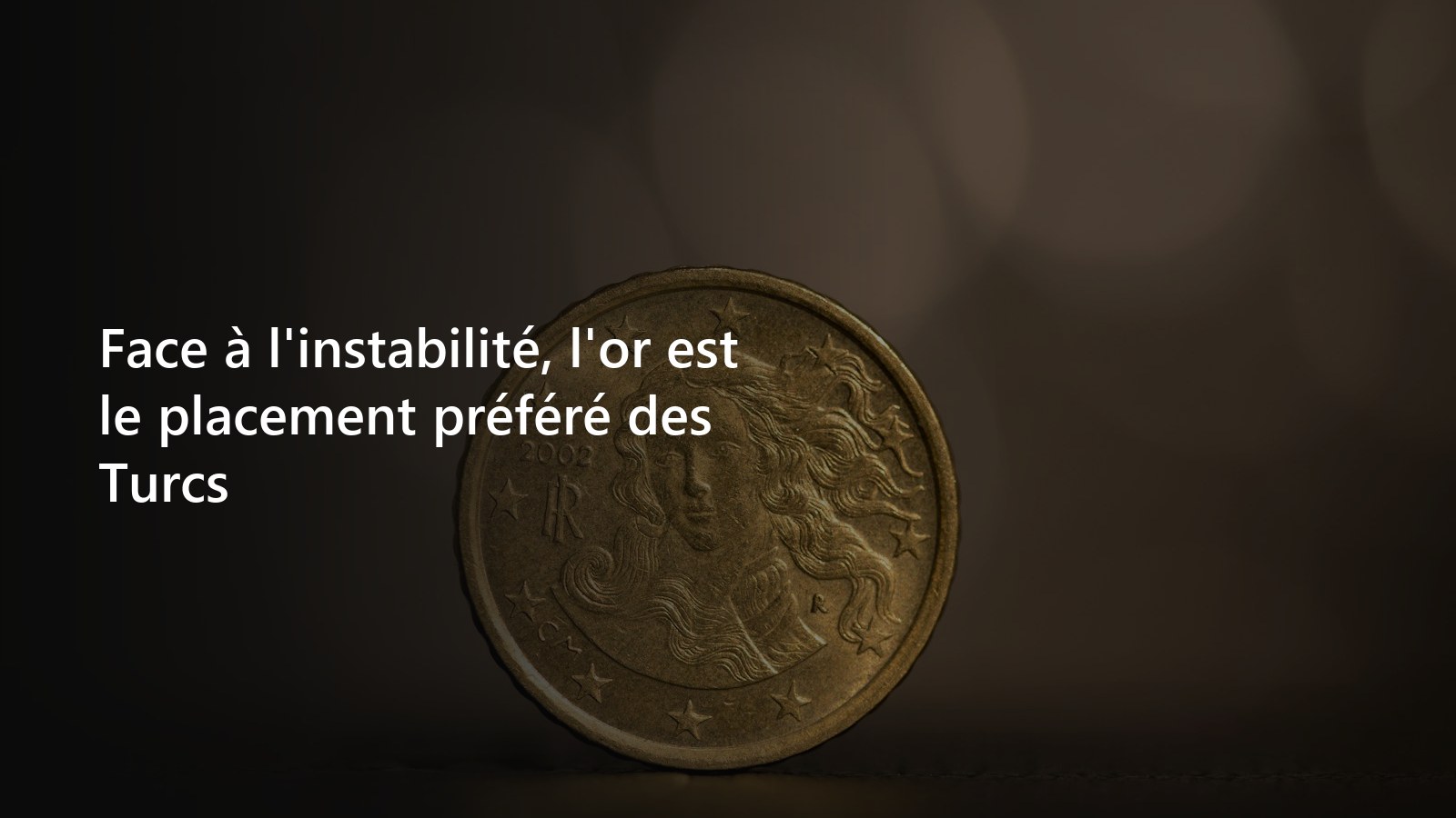 Pièces et lingot d'or en gros plan